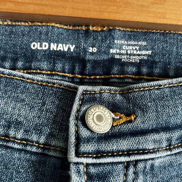Old Navy Curvy High-Waisted Jeans - Picture 3 of 8